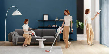 Dziewczyna sprzątająca odkurzaczem bezprzewodowym w 3 miejscach z 3 końcówkami odkurzacza.