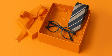 Pudełko prezentowe, w środku atrybuty Taty - okulary i krawat