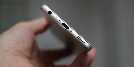 Port ładowania USB-C w smartfonie.