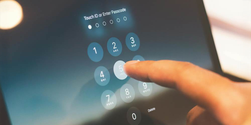 Wpisywanie hasła i pinu na tablet.