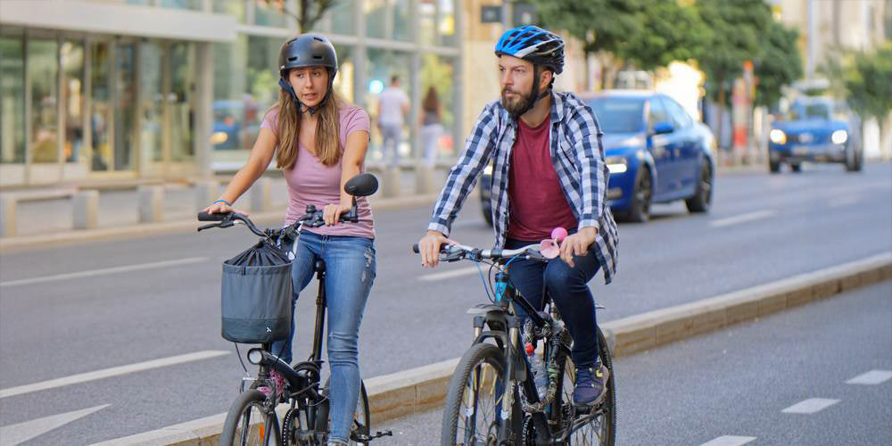 Jazda na rowerach ulicą przez miasto