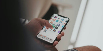 Smartfon z reklamami na wyświetlaczu.