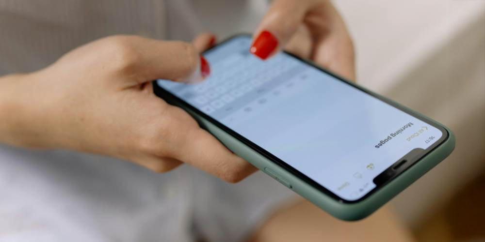 Pisanie wiadomości na smartfonie.