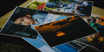 Wydrukowane zdjęcia. Na jednym zdjęciu widać chłopca, a na drugim zachód słońca.