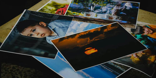 Wydrukowane zdjęcia. Na jednym zdjęciu widać chłopca, a na drugim zachód słońca.