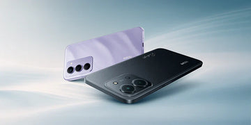 Dwa smartfony Redmi 15, fioletowy i czarny na delikatnie jasno-niebieskim tle.