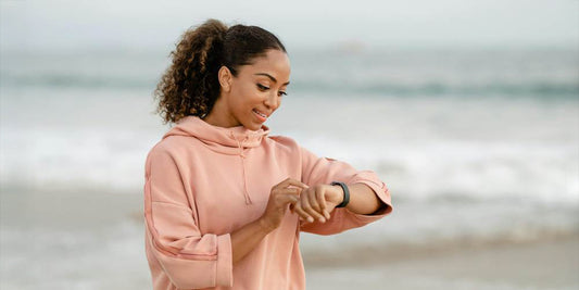 Sprawdzanie godziny na zegarku.