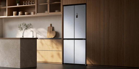 Srebrna lodówka Xiaomi w zabudowie w kuchni.