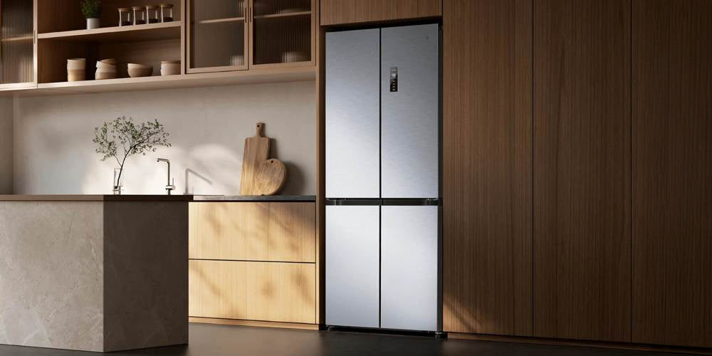 Srebrna lodówka Xiaomi w zabudowie w kuchni.