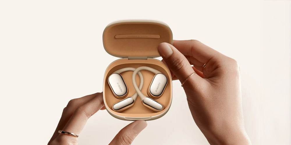 Otwarte etui ze słuchawkami Xiaomi OpenWear Stereo Pro z kolorze Sand Gold.